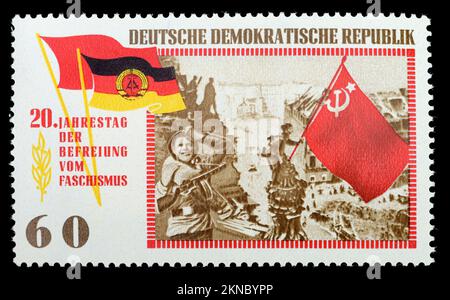 Francobollo tedesco orientale (DDR) (1965) : 20th° anniversario della 'libertà dal fascismo' dopo il WW2 - soldati dell'esercito rosso sovietico che issano la bandiera sul Reich Foto Stock