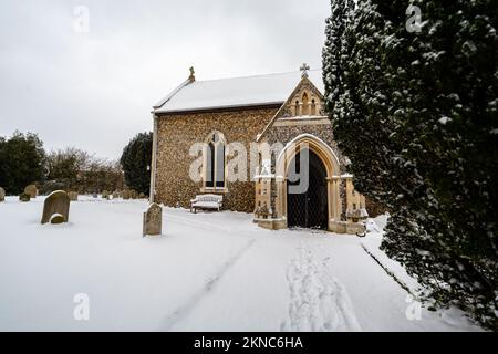 Chiesa di tutti i Santi nel piccolo villaggio di Sutton nella campagna britannica, è completamente coperto di neve profonda durante una rara tempesta di neve nel Regno Unito Foto Stock