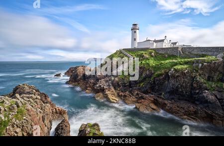 Fanad Head Lighthouse con le sue ruvide scogliere nella parte settentrionale della Repubblica d'Irlanda Foto Stock