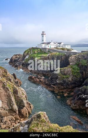 Fanad Head Lighthouse con le sue ruvide scogliere nella parte settentrionale della Repubblica d'Irlanda Foto Stock