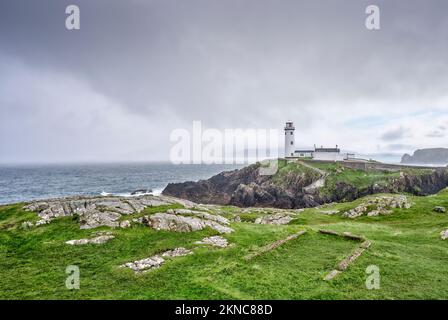 Fanad Head Lighthouse con le sue ruvide scogliere nella parte settentrionale della Repubblica d'Irlanda Foto Stock