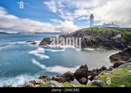 Fanad Head Lighthouse con le sue ruvide scogliere nella parte settentrionale della Repubblica d'Irlanda Foto Stock