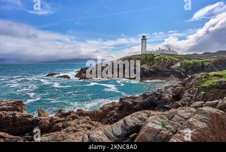 Fanad Head Lighthouse con le sue ruvide scogliere nella parte settentrionale della Repubblica d'Irlanda Foto Stock