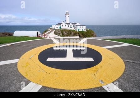 Fanad Head Lighthouse con le sue ruvide scogliere nella parte settentrionale della Repubblica d'Irlanda Foto Stock