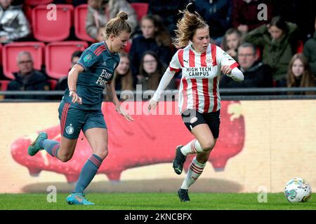 EINDHOVEN - (lr) Esmee de Graaf di Feyenoord V1, Janou livelli di PSV V1 durante la partita femminile olandese di Eredivie tra donne PSV e donne di Feyenoord allo stadio Phillips il 27 novembre 2022 a Eindhoven, Paesi Bassi. ANP JEROEN PUTMANS Foto Stock