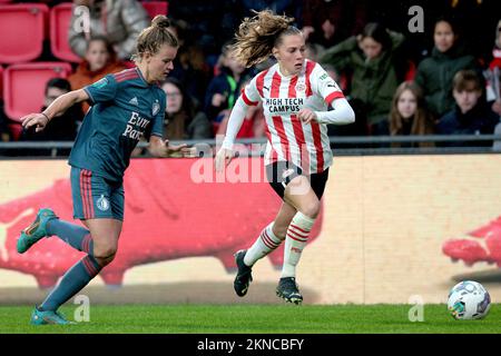 EINDHOVEN - (lr) Esmee de Graaf di Feyenoord V1, Janou livelli di PSV V1 durante la partita femminile olandese di Eredivie tra donne PSV e donne di Feyenoord allo stadio Phillips il 27 novembre 2022 a Eindhoven, Paesi Bassi. ANP JEROEN PUTMANS Foto Stock