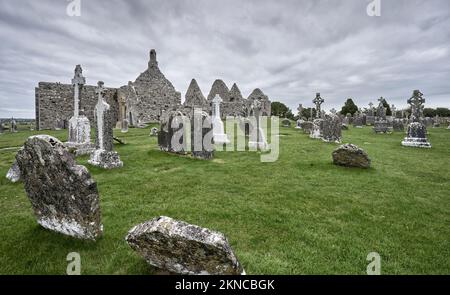 Clonmacnoise Abbey, cathedal e cimitero celtico e cristiano a Shannon River, County Offaly in Middle of Republik d'Irlanda Foto Stock