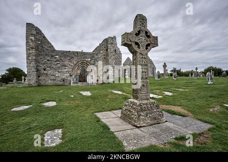 Clonmacnoise Abbey, cathedal e cimitero celtico e cristiano a Shannon River, County Offaly in Middle of Republik d'Irlanda Foto Stock