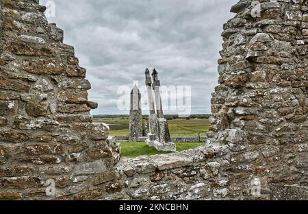 Clonmacnoise Abbey, cathedal e cimitero celtico e cristiano a Shannon River, County Offaly in Middle of Republik d'Irlanda Foto Stock