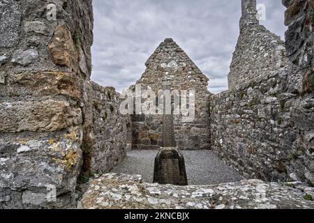 Clonmacnoise Abbey, cathedal e cimitero celtico e cristiano a Shannon River, County Offaly in Middle of Republik d'Irlanda Foto Stock