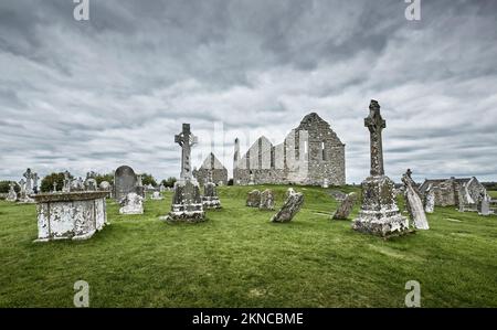 Clonmacnoise Abbey, cathedal e cimitero celtico e cristiano a Shannon River, County Offaly in Middle of Republik d'Irlanda Foto Stock