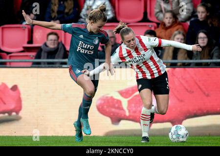 EINDHOVEN - (lr) Esmee de Graaf di Feyenoord V1, Janou livelli di PSV V1 durante la partita femminile olandese di Eredivie tra donne PSV e donne di Feyenoord allo stadio Phillips il 27 novembre 2022 a Eindhoven, Paesi Bassi. ANP JEROEN PUTMANS Foto Stock