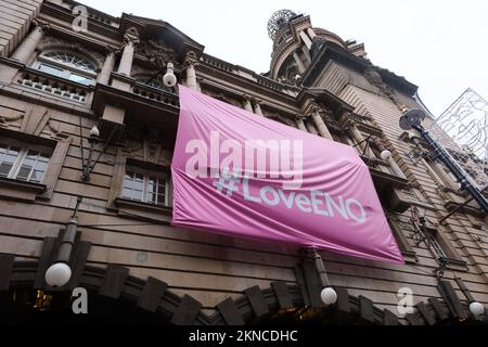 St Martin's Lane, Londra, Regno Unito. 27th Nov 2022. Banner all'ENO di Londra, in risposta ai tagli di finanziamento se non si sposta a Manchester. Credit: Matthew Chattle/Alamy Live News Foto Stock