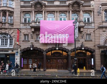 St Martin's Lane, Londra, Regno Unito. 27th Nov 2022. Banner all'ENO di Londra, in risposta ai tagli di finanziamento se non si sposta a Manchester. Credit: Matthew Chattle/Alamy Live News Foto Stock