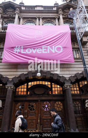 St Martin's Lane, Londra, Regno Unito. 27th Nov 2022. Banner all'ENO di Londra, in risposta ai tagli di finanziamento se non si sposta a Manchester. Credit: Matthew Chattle/Alamy Live News Foto Stock