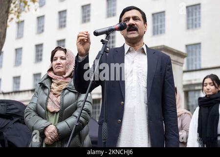 Il padre di Malala Yousafzai, Ziauddin Yousafzai, accompagnato dalla moglie Toor Pekai Yousafzai (a sinistra), parla durante un raduno a Westminster, Londra, per la libertà delle donne e delle ragazze afghane organizzato da Action for Afganistan. Data immagine: Domenica 27 novembre 2022. Foto Stock