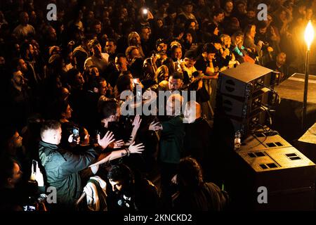 Livorno, Italia. 26th Nov 2022. Salmo durante Salmo - Flop Tour, concerto di musica per cantante italiana a Livorno, Italia, Novembre 26 2022 Credit: Agenzia indipendente per le foto/Alamy Live News Foto Stock