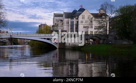 Lendal Bridge & Waterfront Buildings (blocco di uffici Aviva) di River Ouse (sera d'autunno) - pittoresco centro di York, North Yorkshire, Inghilterra UK. Foto Stock