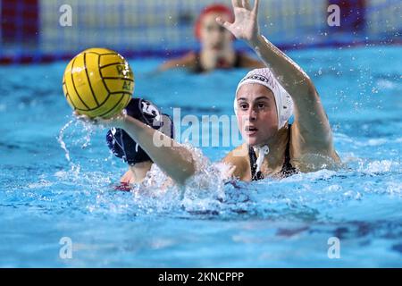 Roma, Italia. 26th Nov 2022. Domitilla Picozzi (SIS Roma) vs Giulia Gasparri (RN Florentia) durante SIS Roma vs RN Florentia, Pallanuoto Serie A1 incontro femminile a Roma, Italia, Novembre 26 2022 Credit: Independent Photo Agency/Alamy Live News Foto Stock