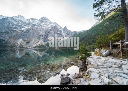 Morskie Oko o il lago Sea Eye, famosa meta turistica nel Parco Nazionale di Tatra, vicino a Zakopane, Polonia. Five Lakes Valley in montagna. Bellissimo paesaggio polacco. Nessuna gente. Foto Stock