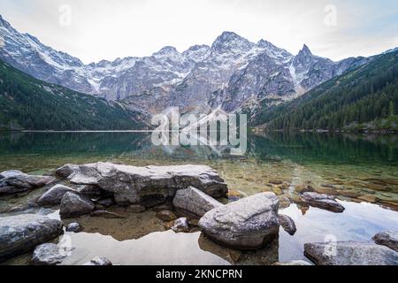 Morskie Oko o il lago Sea Eye, famosa meta turistica nel Parco Nazionale di Tatra, vicino a Zakopane, Polonia. Five Lakes Valley in montagna. Bellissimo paesaggio polacco. Nessuna gente. Foto Stock