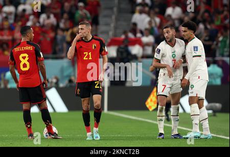 I belgi Youri Tielemans, i belgi Timothy Castagne e il marocchino Hakim Ziyech sono stati raffigurati durante una partita di calcio tra la nazionale belga The Red Devils e il Marocco, nel Gruppo F della Coppa del mondo FIFA 2022 allo stadio al Thumama di Doha, Stato del Qatar, domenica 27 novembre 2022. FOTO DI BELGA BRUNO FAHY Foto Stock