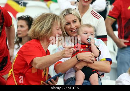 Katrin Kerkhofs, moglie del Red Devil Mertens con il loro bambino in una partita di calcio tra la nazionale belga Red Devils e il Marocco, nel Gruppo F della Coppa del mondo FIFA 2022 allo stadio al Thumama di Doha, Stato del Qatar, domenica 27 novembre 2022. BELGA PHOTO VIRGINIE LEFOUR Foto Stock