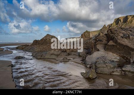 Il tempo ha portato rocce a Sandymouth Bay in Cornovaglia in una bella giornata di novembre soleggiato Foto Stock