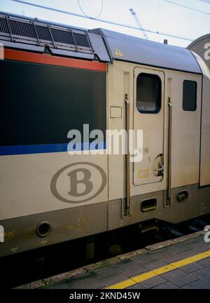 Treno parcheggiato alla stazione di Bruxelles, europa Foto Stock