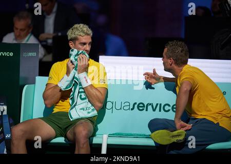 Thanasi Kokkinakis e Lleyton Hewitt, Capitano d'Australia visto durante la Coppa Davis da Rakuten finale 8 al Palacio de Deportes Martin Carpena.Final Score; Denis Shapovalov 2:0 Thanasi Kokkinakis. Foto Stock