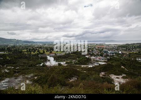 Una vista aerea della città di Rotorua in Nuova Zelanda con il lago e le sorgenti termali sotto il cielo nuvoloso Foto Stock