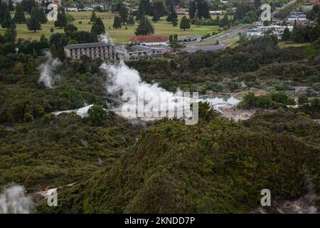 Una vista aerea della città di Rotorua in Nuova Zelanda con il lago e le sorgenti termali sotto il cielo nuvoloso Foto Stock