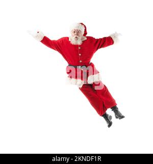 Babbo Natale jumping, ritratto a tutta lunghezza isolato su sfondo bianco Foto Stock