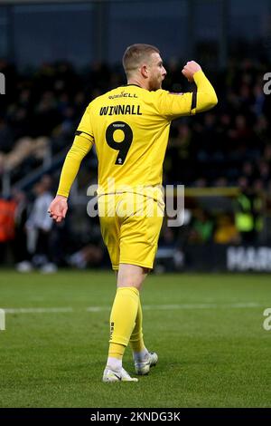 Sam Winnall di Burton Albion festeggia dopo aver segnato il quarto gol durante la seconda partita della Emirates fa Cup al Pirelli Stadium, Burton upon Trent. Data immagine: Domenica 27 novembre 2022. Foto Stock