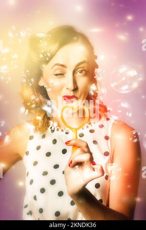 Grafica digitale creativa di una bella donna retrò soffiando bolle d'amore attraverso un cuore a forma di gruppo soffiatore quando dare il dono del romanticismo. Valen Foto Stock