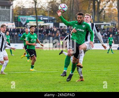 Sport, calcio, Regional League West, 2022/2023, SG Wattenscheid 09 contro SC Preussen Muenster 4-5, Lohrheide Stadium, scena della partita, duello tra Andrew Wooten (SCP) 2.f.r. e Julian Matthias Meier (SG), dietro f.l. Phil Britscho (SG) e Dildar Atmaca (SCP) Foto Stock