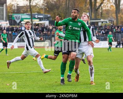 Sport, calcio, Regional League West, 2022/2023, SG Wattenscheid 09 contro SC Preussen Muenster 4-5, Lohrheide Stadium, scena della partita, duello tra Andrew Wooten (SCP) 2.f.r. e Julian Matthias Meier (SG), dietro f.l. Phil Britscho (SG) e Dildar Atmaca (SCP) Foto Stock