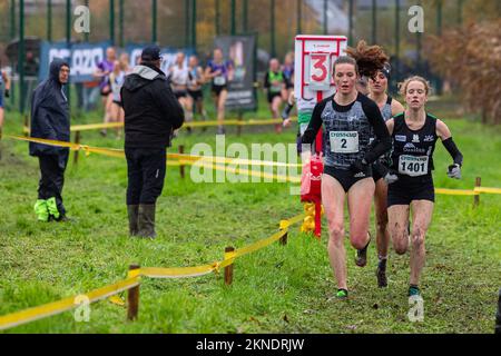 Le sale belghe Lisa sono state raffigurate in azione durante la gara delle donne all'evento di atletica di fondo CrossCup a Roeselare, la terza fase del concorso CrossCup, domenica 27 novembre 2022. BELGA FOTO KURT DESPLENTER Foto Stock