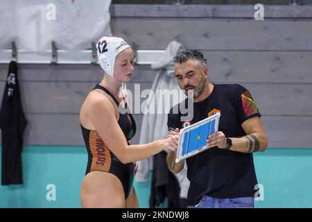 Piscina Babel, Roma, Italia, 26 novembre 2022, Abby Elizabeth Andrews e il capo allenatore Marco Capanna (SIS Roma) durante SIS Roma vs RN Florentia Foto Stock