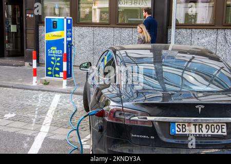 Ricarica Tesla presso un caricabatteria per veicoli elettrici Ladesaule EV, Saarbruck, Germania Foto Stock