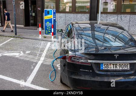 Ricarica Tesla presso un caricabatteria per veicoli elettrici Ladesaule EV, Saarbruck, Germania Foto Stock