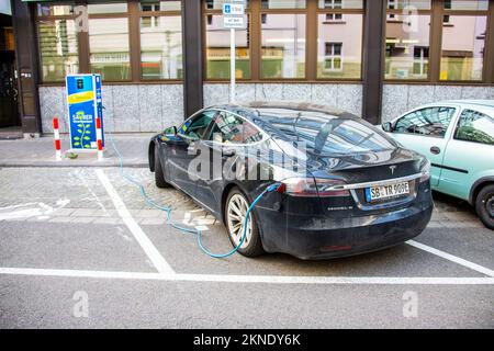 Ricarica Tesla presso un caricabatteria per veicoli elettrici Ladesaule EV, Saarbruck, Germania Foto Stock