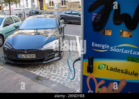 Ricarica Tesla presso un caricabatteria per veicoli elettrici Ladesaule EV, Saarbruck, Germania Foto Stock