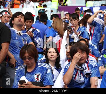 27 novembre 2022, Qatar, Nuova Delhi, Doha: Coppa del mondo di calcio 2022: Qatar :.Giappone Vs Costa Rica allo stadio di Ahmadbin Ali,.Giappone 0 - 1 Costa Rica. Giappone tifosi in totale delusione (Credit Image: © Seshadri Sukumar/ZUMA Press Wire) Foto Stock