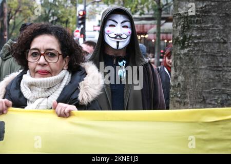 Mobilitazione contro il disegno di legge KASBARIAN-BERGE, portato dal gruppo Les Republicain (LR), dal Ministero degli interni, dal Custode dei sigilli e dal governo. Disegno di legge volto a ridurre i diritti degli inquilini in difficoltà e degli occupanti di abitazioni vuote, il 27 novembre 2022 a Parigi. Foto di Christophe Michel/ABACAPRESS.COM Foto Stock