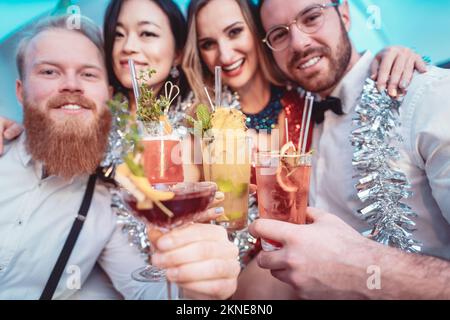 Ritratto di diversi amici che tengono cocktail in mano Foto Stock