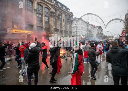 L'immagine mostra i tifosi marocchini celebrare la vittoria nel centro di Bruxelles, durante una partita di calcio tra la nazionale belga dei Diavoli rossi e il Marocco, nel Gruppo F della Coppa del mondo FIFA 2022, domenica 27 novembre 2022. FOTO DI BELGA NICOLAS MAETERLINCK Foto Stock