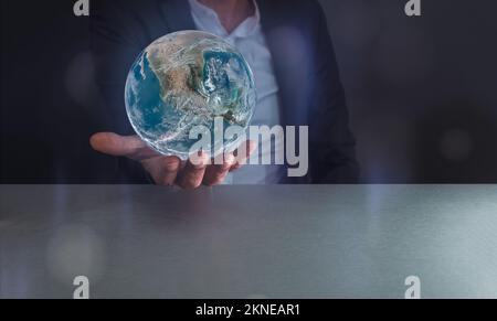 Giorno della terra o giorno della morte della madre, mano umana che tiene la terra blu o giorno della morte della madre su sfondo grigio, salvo conceptel della terra, elementi di questa immagine furni Foto Stock