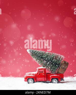 Albero di natale sul giocattolo auto. Vacanze di Natale celebrazione del concetto. Foto Stock