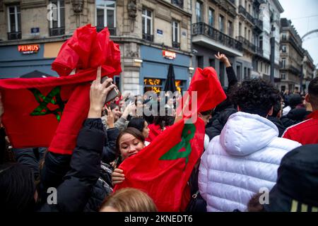 L'immagine mostra i tifosi marocchini celebrare la vittoria nel centro di Bruxelles, durante una partita di calcio tra la nazionale belga dei Diavoli rossi e il Marocco, nel Gruppo F della Coppa del mondo FIFA 2022, domenica 27 novembre 2022. BELGA FOTO HATIM KAGHAT Foto Stock